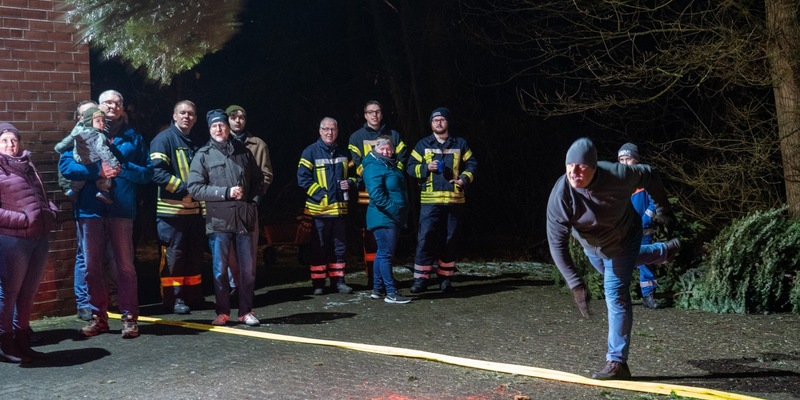 FW Flotwedel: Weihnachtsbaumweitwurf der Ortsfeuerwehr Wienhausen lockt erneut zahlreiche Besucher:innen an - Foto: presseportal.de