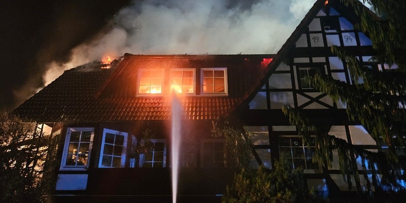 FW Lügde: Großfeuer in der Nähe des Lügder Gerätehauses - 2 Menschen gerettet - Foto: presseportal.de