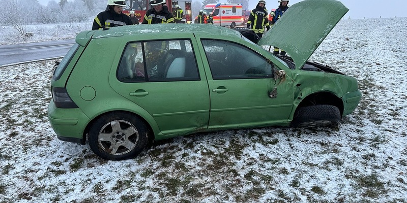 FW VG Westerburg: Fahrzeug kommt von spiegelglatter Fahrbahn ab - Mutter und Sohn kommen mit leichten Verletzungen davon. - Foto: presseportal.de
