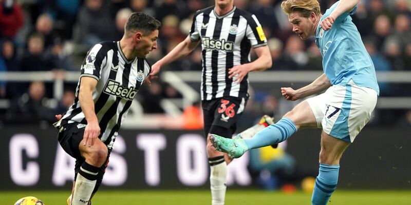 Nach der Einwechslung von Kevin De Bruyne (r) drehte Manchester City das Spiel in Newcastle. - Foto: Owen Humphreys/PA Wire/dpa