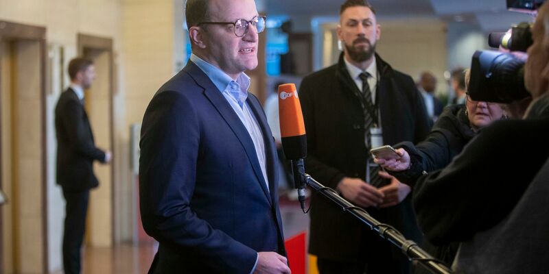 Unionsfraktionsvize Jens Spahn äußerte sich zu den verschärften Sanktionen beim Bürgergeld. - Foto: Helmut Fricke/dpa