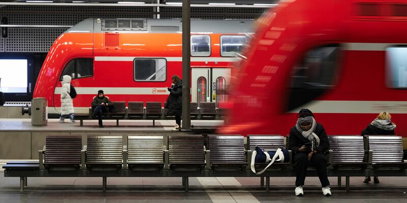 Bund und Länder wollen sich über die weitere Finanzierung des Deutschlandtickets verständigen. - Foto: Joerg Carstensen/dpa