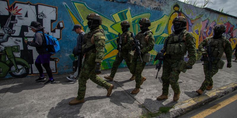 Eliteteams der ecuadorianischen Streitkräfte patrouillieren in konfliktträchtigen Teilen der Stadt Quito. - Foto: Juan Diego Montenegro/dpa