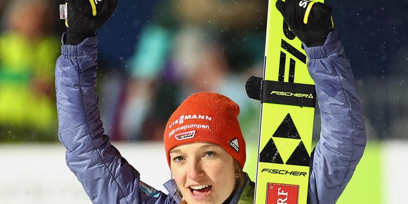 Ist zurück in der Skisprung-Weltspitze: Katharina Schmid. - Foto: Daniel Karmann/dpa