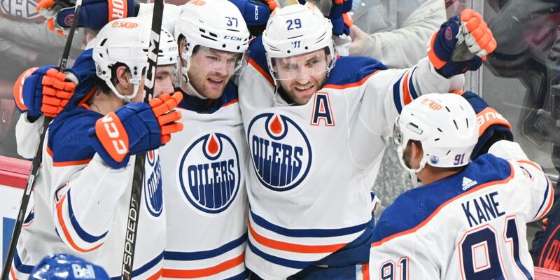 Leon Draisaitl (2.v.r.) von den Edmonton Oilers jubelt mit seinen Teamkollegen nach seinem Treffer. - Foto: Graham Hughes/The Canadian Press via AP/dpa