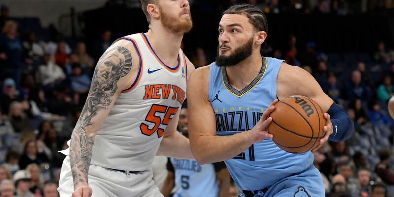 David Roddy von den Memphis Grizzlies wird von Isaiah Hartenstein (l) von den New York Knicks verteidigt. - Foto: Brandon Dill/AP/dpa
