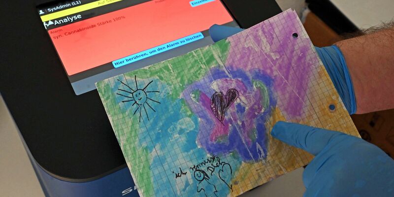 Mittels eines Drogenscanners konnte festgestellt werden, dass das Papier des Bildes mit synthetischem Cannabinoid getränkt ist. - Foto: Uli Deck/dpa