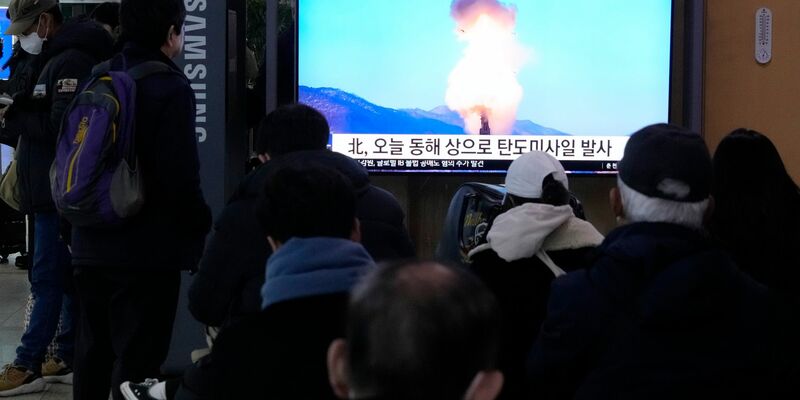 Ein nordkoreanischer Raketenstart ist während einer Nachrichtensendung im Bahnhof von Seoul zu sehen (Archivbild). - Foto: Ahn Young-joon/AP