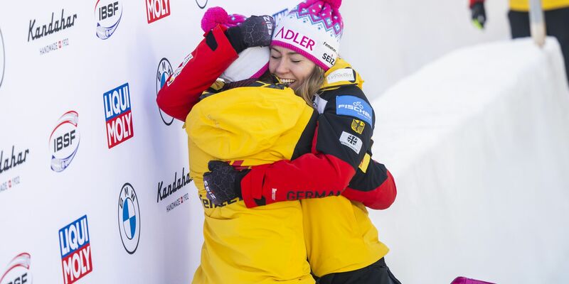 Laura Nolte und Anschieberin Neele Schuten jubeln in St. Moritz. - Foto: Mayk Wendt/KEYSTONE/dpa