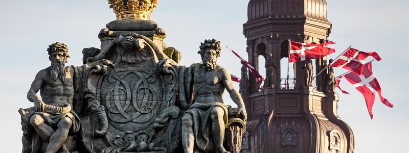 Dänische Flaggen wehen am Schloss Christiansborg. Vom Balkon des Schlosses wird Frederik X. am Nachmittag zum König proklamiert. - Foto: Martin Meissner/AP/dpa