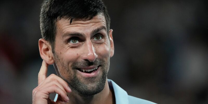 Steht in Melbourne in Runde zwei: Novak Djokovic. - Foto: Alessandra Tarantino/AP/dpa