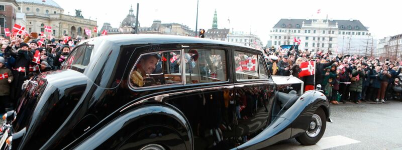 Kronprinz Frederik im Auto «Krone 1» begrüßt während der Fahrt von Schloss Amalienborg zum Schloss Christiansborg Bürgerinnen und Bürger. - Foto: Nicolai Lorenzen/Ritzau Scanpix Foto/AP/dpa