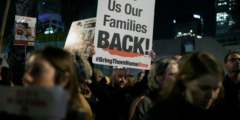 Mit 24-stündigen Protesten rund um Tel Aviv begehen die Israelis heute den 100. Tag der Geiselnahme durch die Hamas. - Foto: Leo Correa/AP