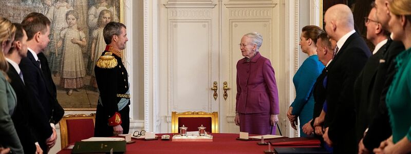 Königin Margrethe II. von Dänemark überlässt ihrem Sohn, dem dänischen König Frederik X., den Platz am Kopf des Tisches. - Foto: Mads Claus Rasmussen/Ritzau Scanpix Foto/AP