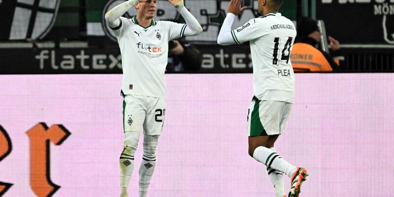 Borussia Mönchengladbach um Torschütze Robin Hack (l) hat dem VfB Stuttgart einen Dämpfer zum Jahresanfang verpasst. - Foto: Federico Gambarini/dpa