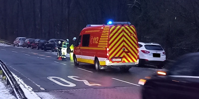 FW-EN: Person hinter Tür und Ölspur - Foto: presseportal.de