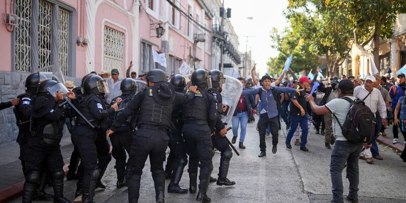 Die Polizei versucht, Anhänger des gewählten guatemaltekischen Präsidenten Arévalo zurückzuhalten, die vor dem Kongress in Guatemala-Stadt gegen eine Verzögerung des Beginns der Legislaturperiode protestieren. - Foto: Santiago Billy/AP