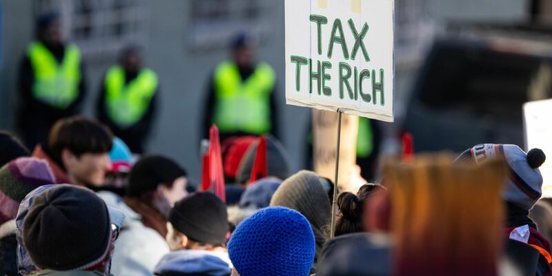 Die fünf reichsten Männer haben den Oxfam-Daten zufolge seit 2020 einen Gewinn von durchschnittlich 14 Millionen US-Dollar pro Stunde gemacht. - Foto: Hannes P. Albert/dpa