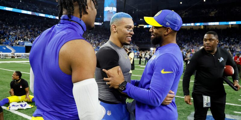 Amon-Ra St. Brown (M) von den Detroit Lions feiert den Sieg gegen die Los Angeles Rams. - Foto: Duane Burleson/AP/dpa