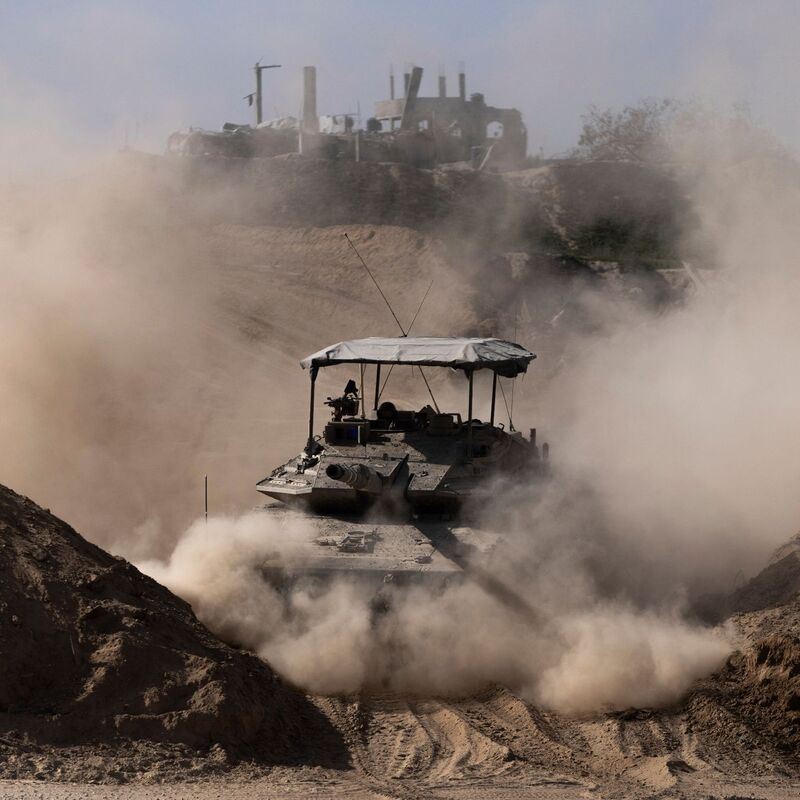 Israelische Soldaten gehen während einer Bodenoperation in Stellung. - Foto: Ohad Zwigenberg/AP