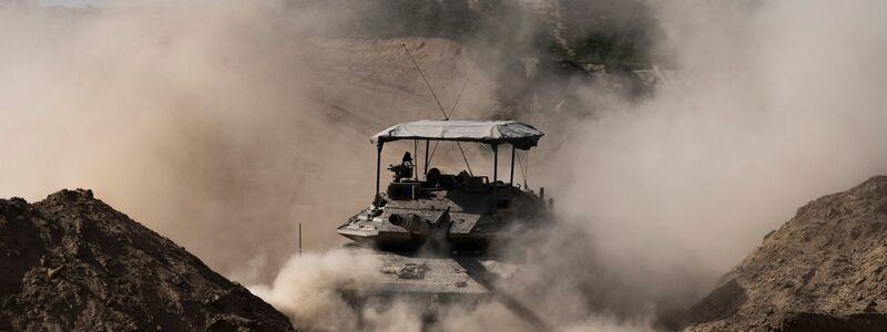 Israelische Soldaten gehen während einer Bodenoperation in Stellung. - Foto: Ohad Zwigenberg/AP