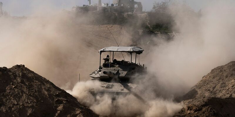 Israelische Soldaten gehen während einer Bodenoperation in Stellung. - Foto: Ohad Zwigenberg/AP