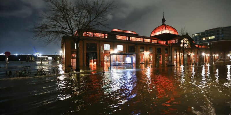 Der Hamburger Fischmarkt mit der Fischauktionshalle steht unter Wasser. - Foto: Bodo Marks/dpa