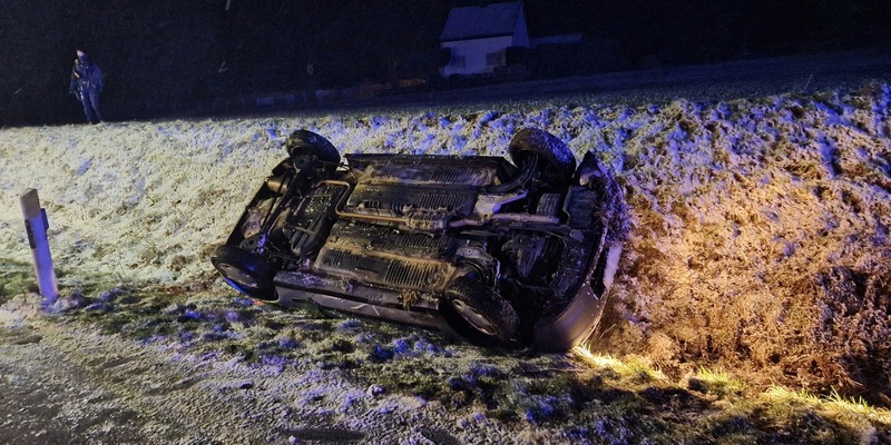FW Menden: Verkehrsunfall: PKW landet auf Dach im Straßengraben - Foto: presseportal.de