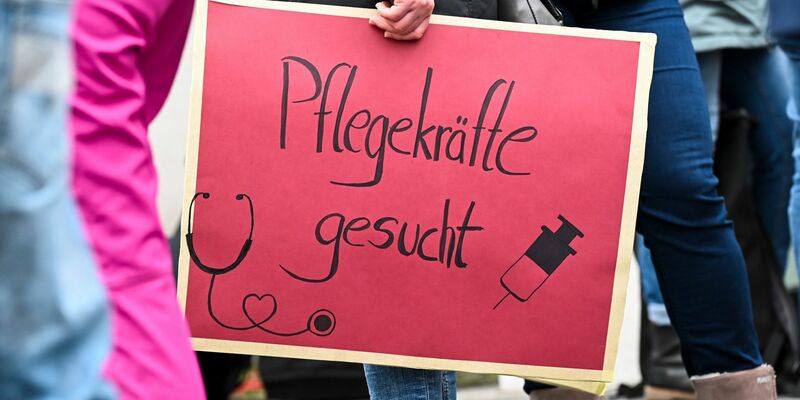 Einer Untersuchung zufolge fehlen in fast jedem Krankenhaus (94 Prozent) Pflegerinnen und Pfleger auf Allgemeinstationen. - Foto: Uwe Zucchi/dpa