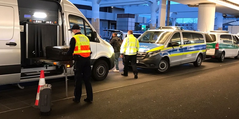 HZA-F: Gemeinsam gegen Schleuser und Schmuggler- 360 Grad- Kontrolle von Zoll, Bundes- und Landespolizei am Frankfurter Flughafen - Foto: presseportal.de