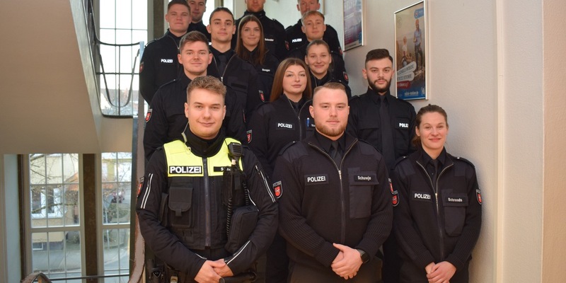 POL-HM: 14 Studierende der Polizeiakademie Niedersachsen in der Polizeiinspektion Hameln-Pyrmont/Holzminden begrüßt - Foto: presseportal.de
