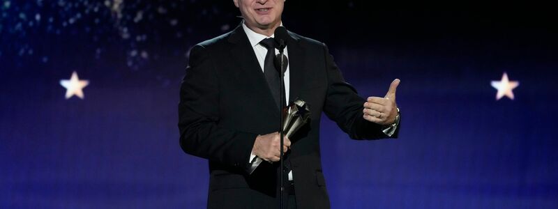 Regisseur Christopher Nolan mit dem  Preis für die beste Regie für «Oppenheimer» bei den Critics Choice Awards. - Foto: Chris Pizzello/Invision/AP/dpa