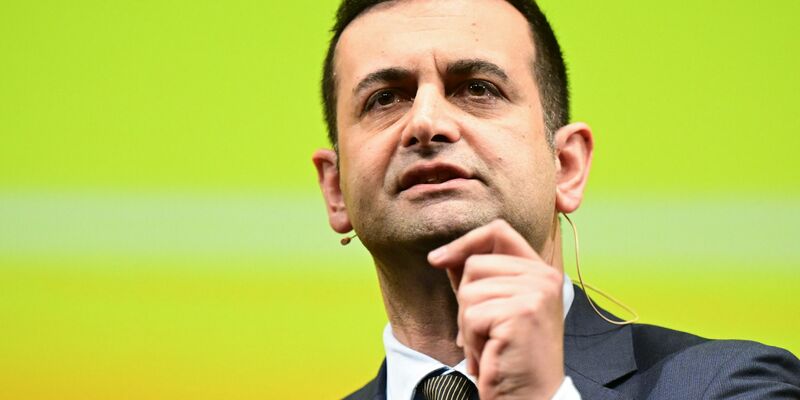 «Wir sind dagegen», sagt FDP-Generalsekretär Bijan Djir-Sarai über ein mögliches AfD-Verbotsverfahren. - Foto: Bernd Weißbrod/dpa