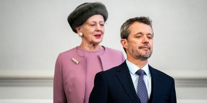 König Frederik X. von Dänemark und die zurückgetretene Königin Margrethe II. im dänischen Parlament. - Foto: Ida Marie Odgaard/Ritzau Scanpix Foto/AP/dpa