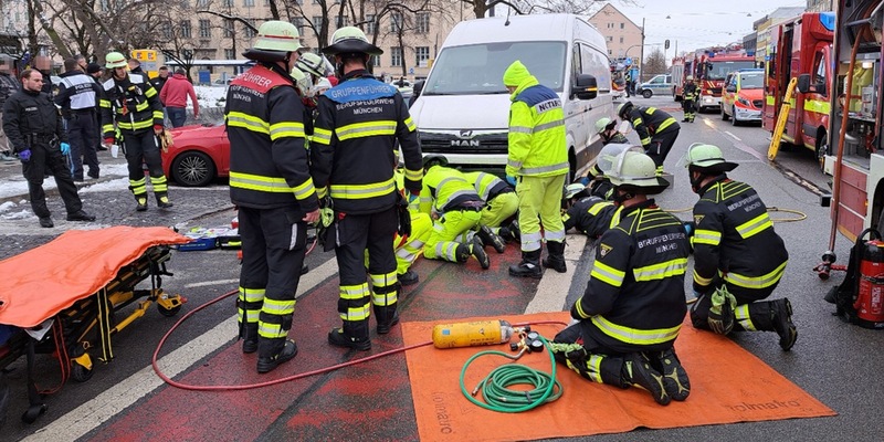 FW-M: Frau wird von Kleintransporter überrollt (Laim) - Foto: presseportal.de