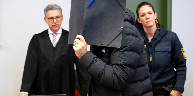 Der angeklagte Fußballtrainer hat vor Gericht in München hundertfachen Missbrauch zugegeben. - Foto: Lennart Preiss/dpa