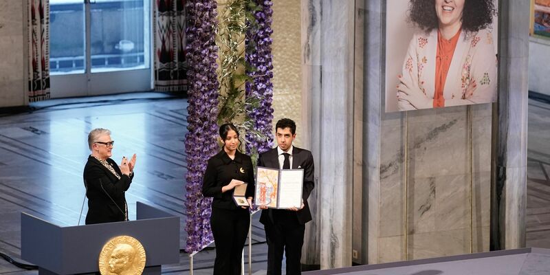 Ali (r) und Kiana Rahmani (M) nahmen im Dezember 2023 stellvertretend für ihre Mutter den Friedensnobelpreis entgegen. - Foto: Fredrik Varfjell/NTB/dpa