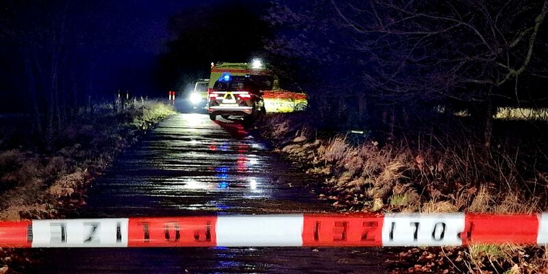 Polizei und Sanitäter am Fundort des toten Kindes im brandenburgischen Mittenwalde. - Foto: Cevin Dettlaff/dpa