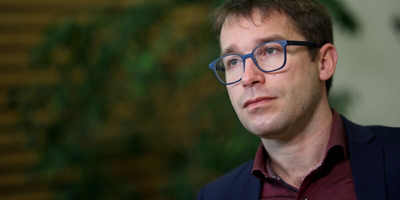 Der sachsen-anhaltische Landtagsabgeordnete Sebastian Striegel (Grüne) wurde bei einer Straßenblockade verletzt (Archivbild). - Foto: Ronny Hartmann/dpa