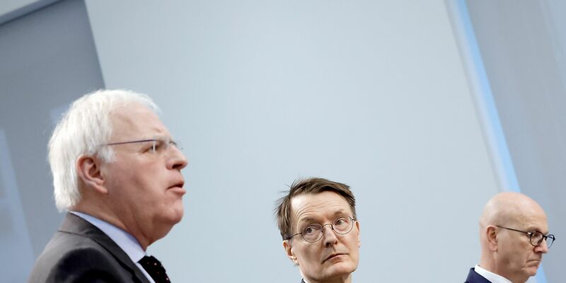 Laut Reinhard Sager (l.), Präsident des Landkreistages, reichen Karl Lauterbachs Pläne gegen die Klinikinsolvenzen nicht aus. - Foto: Carsten Koall/dpa