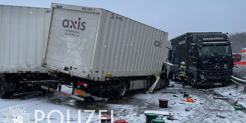 POL-PPWP: Unfall mit mehreren Fahrzeugen sorgt für Sperrung der Autobahn - Foto: presseportal.de