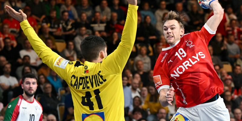 Dänemarks Mathias Gidsel (r) wirft auf das Tor von Portugals Gustavo Capdeville. - Foto: Sven Hoppe/dpa