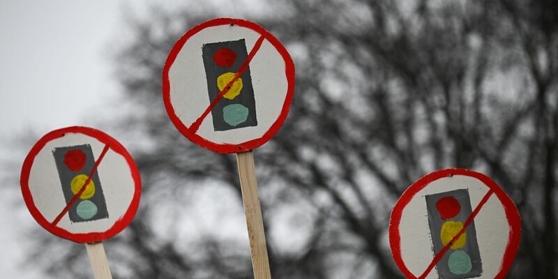 Die Unzufriedenheit mit der Ampel-Koalition ist groß - spürbar war das auch bei den Bauernprotesten in Berlin, wo Schilder mit durchgestrichenen Ampeln zu sehen waren. Doch sollte es eine Neuwahl geben? - Foto: Sebastian Christoph Gollnow/dpa