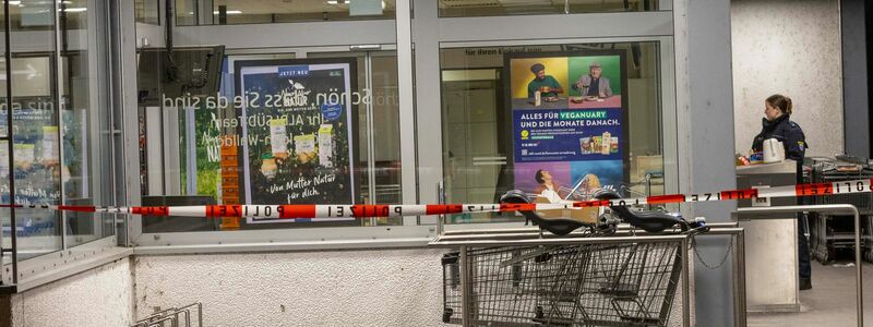 Einsatzkräfte der Polizei sichern einen Supermarkt im hessischen Mörfelden. In einem Supermarkt im südhessischen Mörfelden-Walldorf ist am Abend eine 38 Jahre alte Angestellte erschossen worden. Der 48 Jahre alte mutmaßliche Täter hat danach Suizid begangen, wie die Staatsanwaltschaft Darmstadt und die Polizei mitteilten. - Foto: Helmut Fricke/dpa