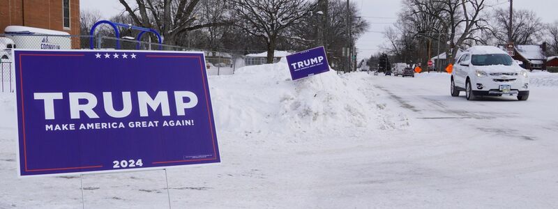 Ein Wahlplakat des ehemaligen US-Präsidenten Trump steht im Schnee. Bei der ersten Vorwahl der Republikaner um die US-Präsidentschaftskandidatur der Partei hat Trump einen Sieg eingefahren. - Foto: Uncredited/kyodo/dpa