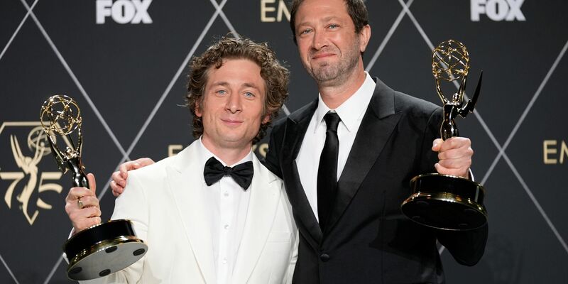 Jeremy Allen White (l) und Ebon Moss-Bachrach durften sich über Auszeichnungen für ihre schauspielerische Leistung in «The Bear» freuen. - Foto: Ashley Landis/AP