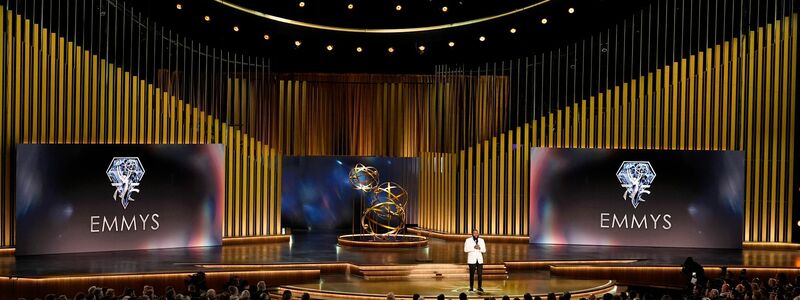 Moderator Anthony Anderson spricht während Verleihung der 75. Primetime Emmy Awards im Peacock Theater. - Foto: Chris Pizzello/Invision/AP/dpa