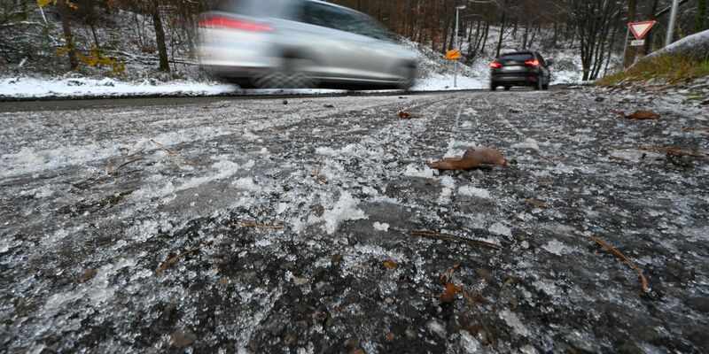 Auf Deutschlands Straßen ist es glatt. - Foto: Bernd Weißbrod/dpa