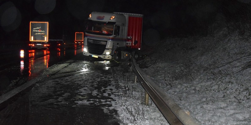 POL-DEL: Autobahnpolizei Ahlhorn: Sattelzug verunfallt auf winterglatter Fahrbahn bei Überholvorgang auf der Autobahn 1 im Bereich Cappeln +++ Sperrung der Richtungsfahrbahn Bremen eingerichtet - Foto: presseportal.de
