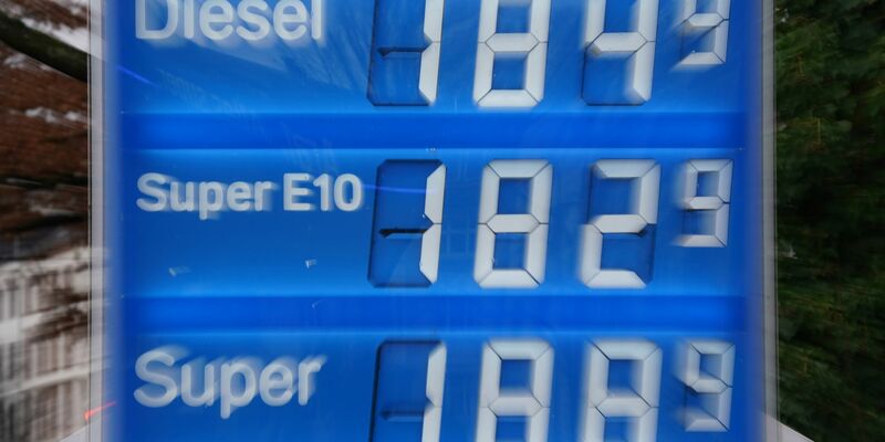Die hohen Preise haben sich auch an der Tankstelle bemerkbar gemacht (Symbolbild). - Foto: Marcus Brandt/dpa